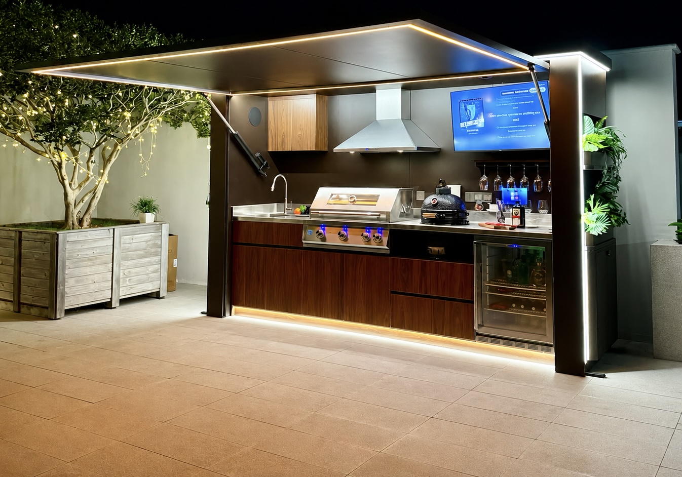 Luxus Outdoor Küche von FLAMMENWERK — BBQ Pod aus Oberösterreich bei Abendlicht
