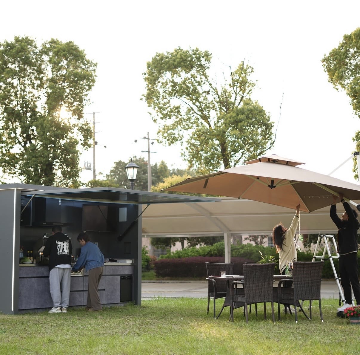 FLAMMENWERK Outdoor Kitchen Pod — Atmosphäre bei Abendlicht